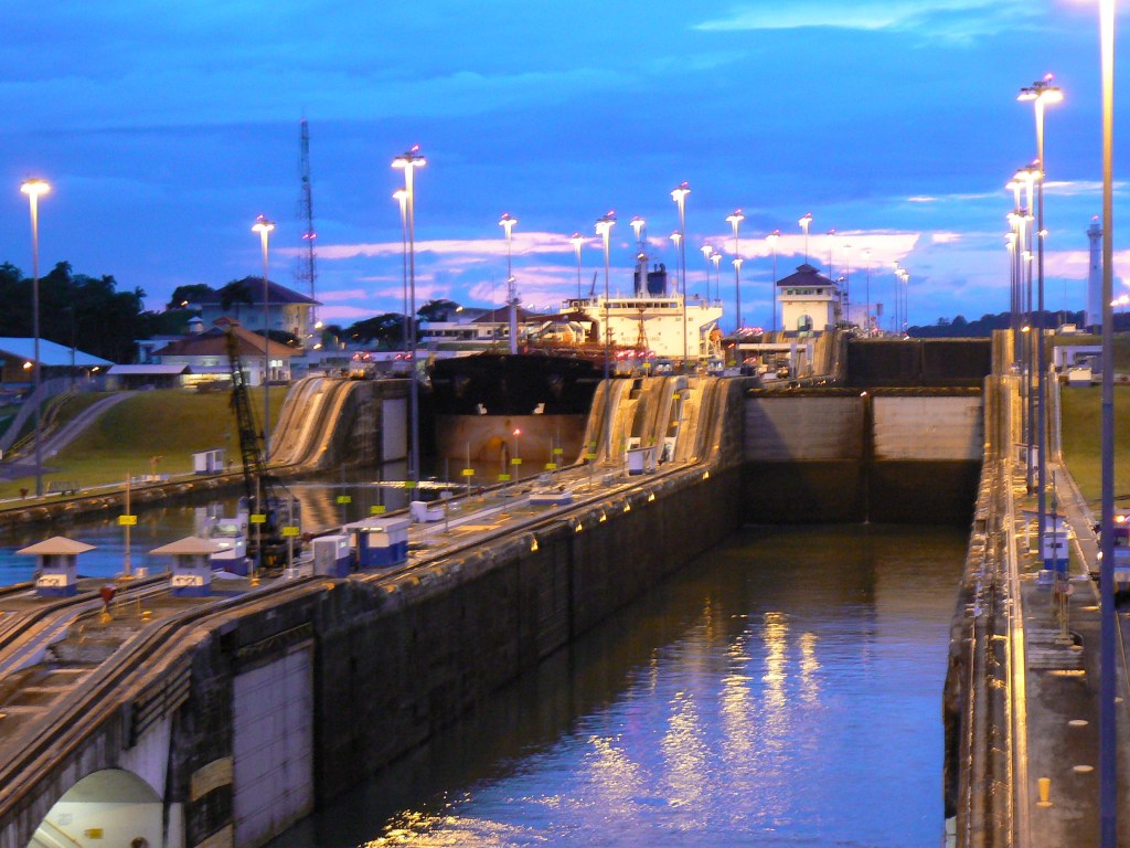 In 2008 maakte ik deze foto tijdens een passage door het Panamakanaal.
Het was tegen de avond, het licht zakte langzaam weg en de sluis stond vol spanning.
De combinatie van het enorme schip, het water dat stijgt en daalt, en de stilte van dat moment maakte dit voor mij één van mijn mooiste maritieme herinneringen.

Het Panamakanaal blijft een indrukwekkend staaltje techniek.
Elke keer dat je erdoorheen gaat, voel je de kracht van de scheepvaart en het vakmanschap dat erbij komt kijken.

Deze foto is voor mij een bijzonder moment — en daarom deel ik hem graag als eerste foto op Arendnet.